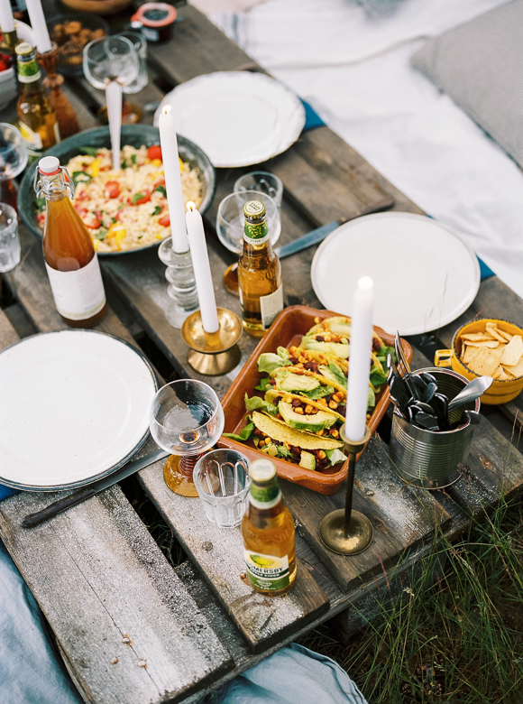 picnic gathering friends nature kinfolk