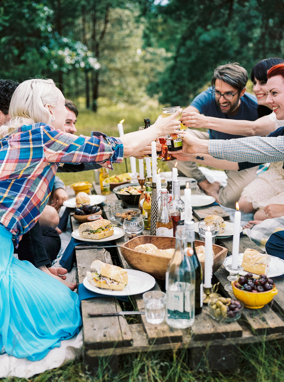 picnic gathering friends nature kinfolk