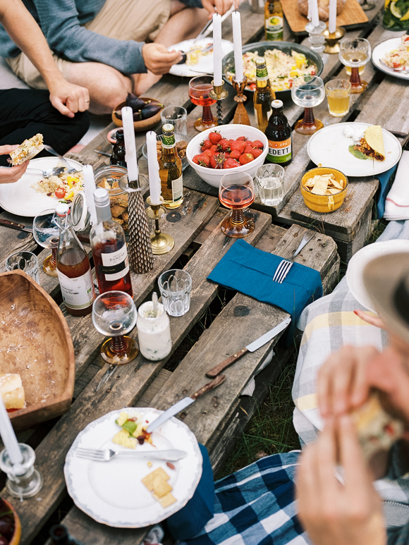 picnic gathering friends nature kinfolk