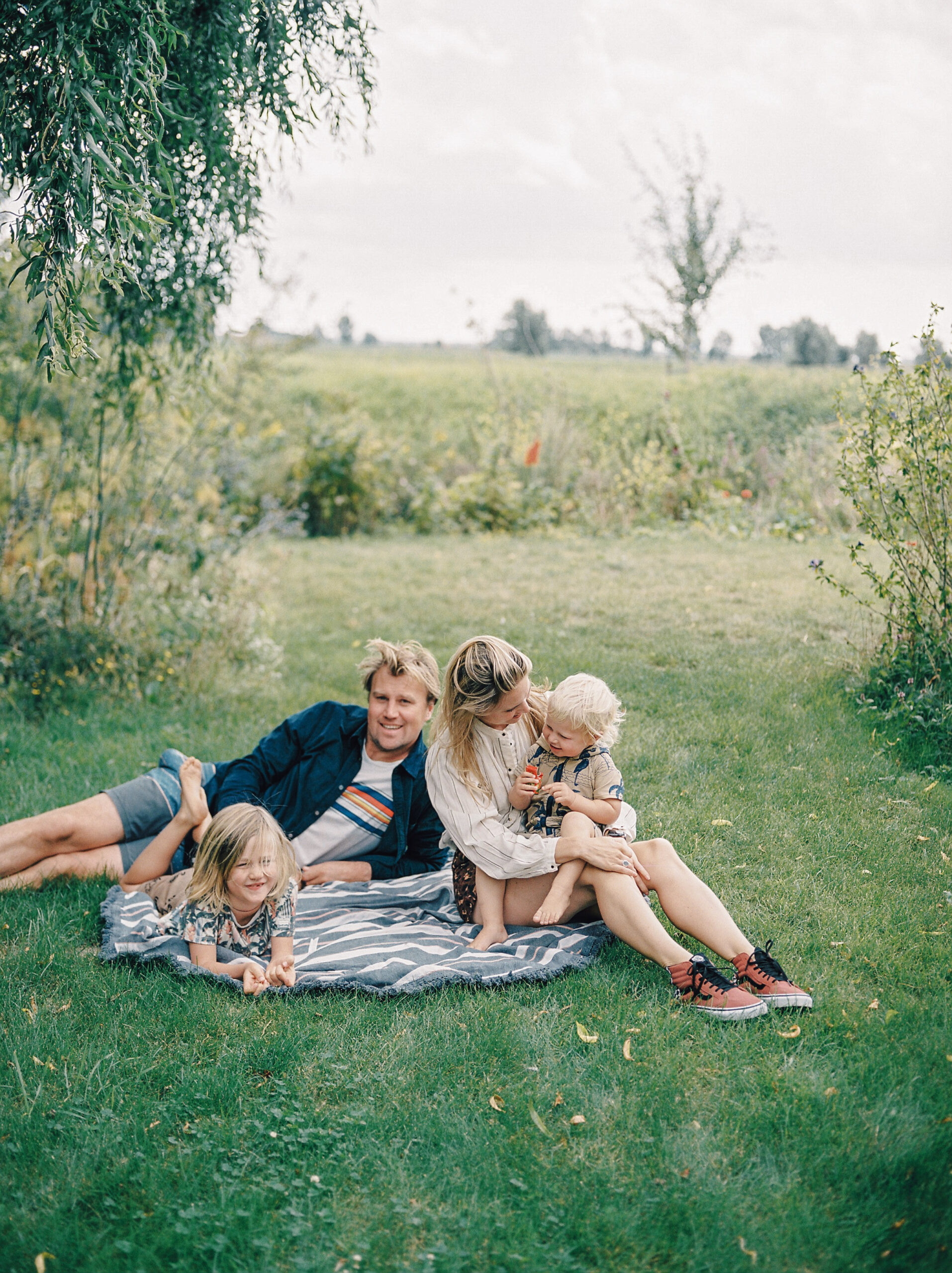 ontspannen familiefotografie gezinsfotografie buiten analoog hanke arkenbout