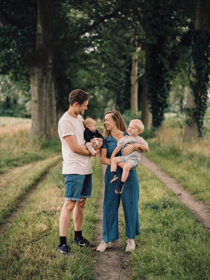 Een gezin tijdens de familieshoot buiten in het bos met jonge kinderen Zuid Holland