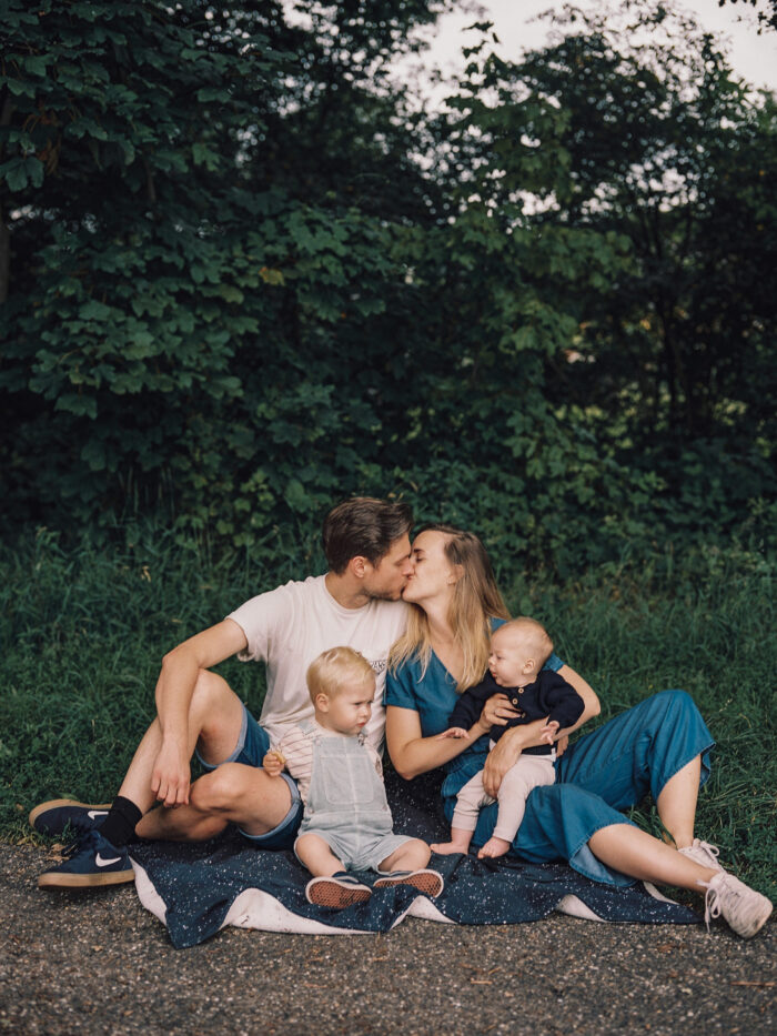 Ontspannen fotografie van gezin tijdens familieshoot familiefotografie buiten in het bos