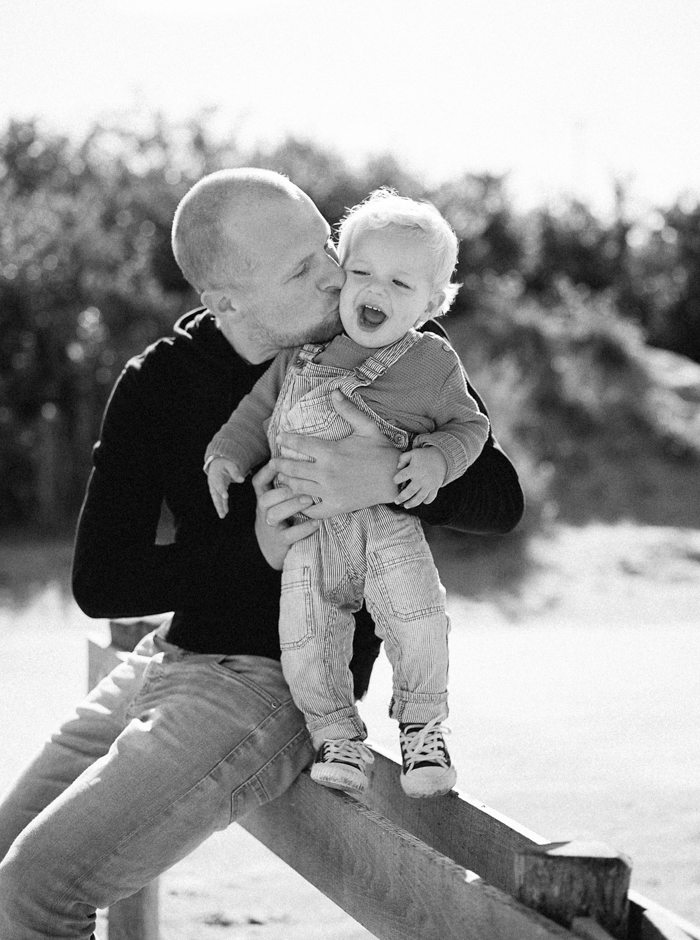 Familiefotografie met vader en kind op het strand