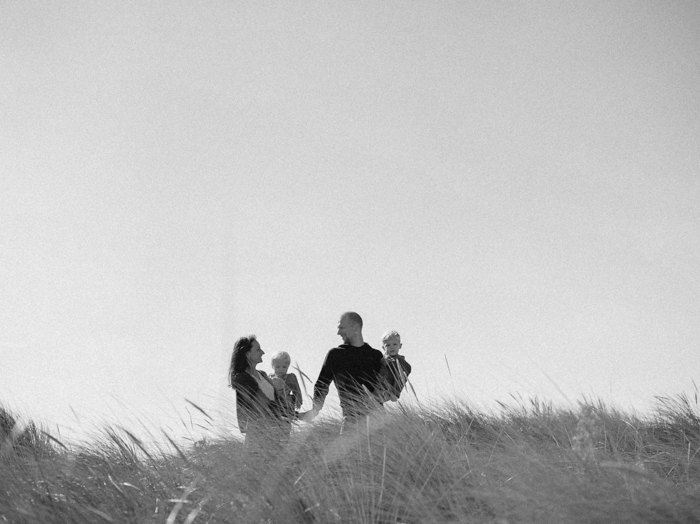 Fotoshoot met gezin met kleine kinderen in de duinen analoog