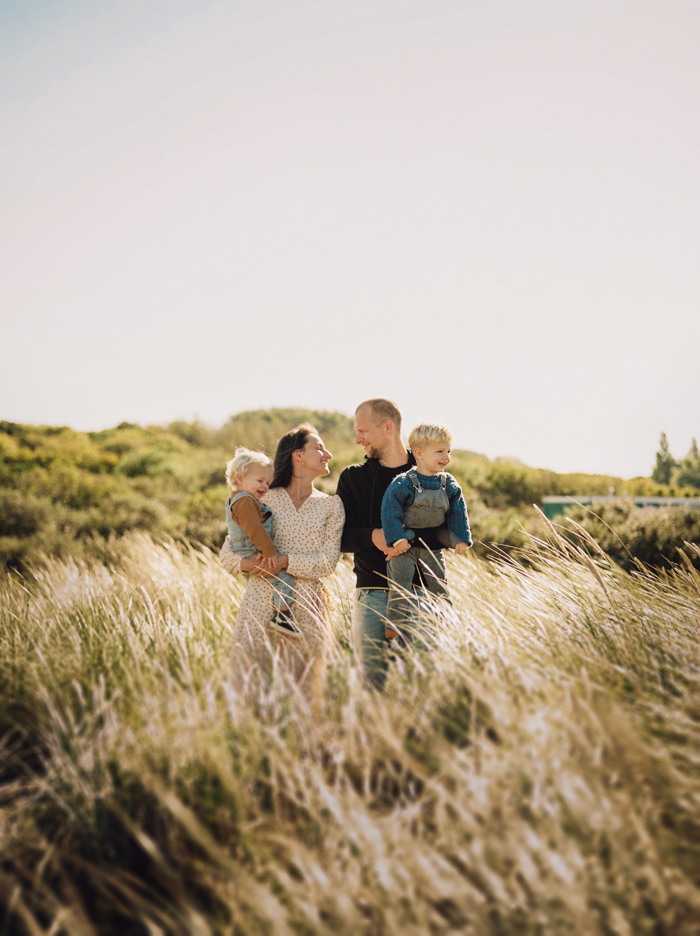 Een ontspannen fotoshoot met familie met kleine kinderen in de duinen