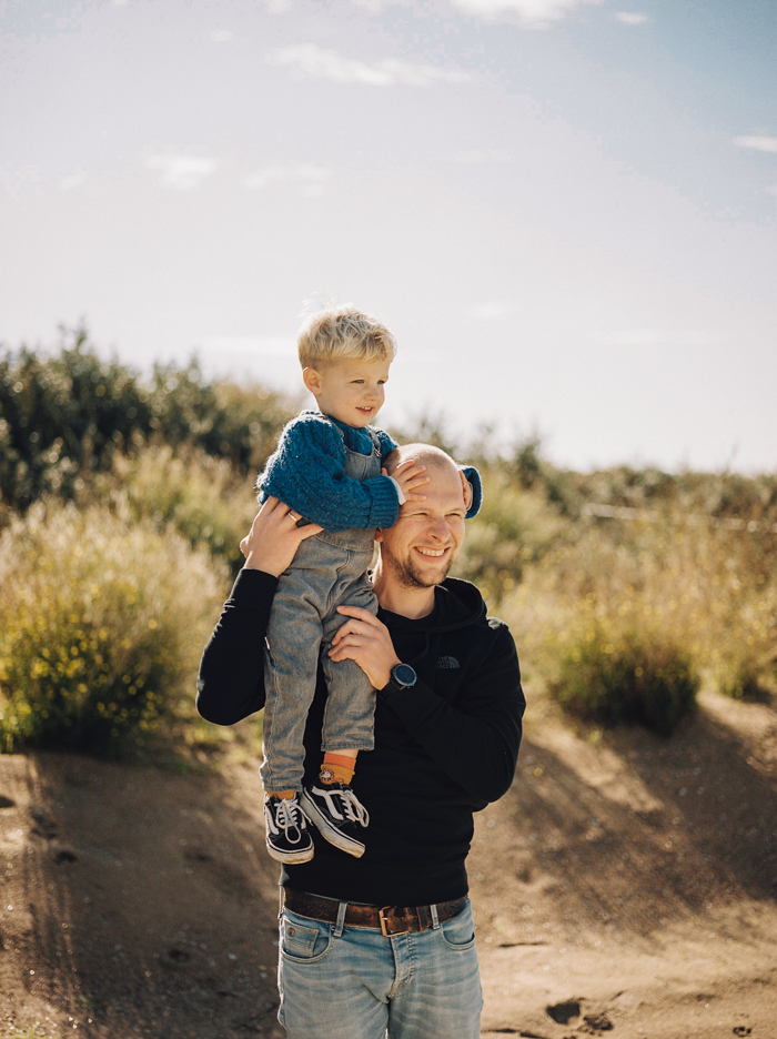 Ongedwongen foto van vader en zoon tijdens fotoshoot familiefotografie