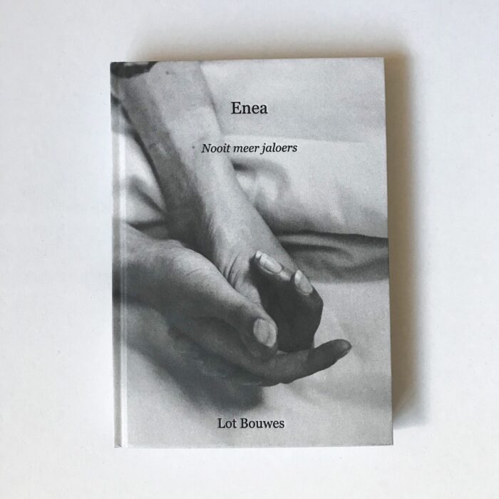 Boek van Lot Bouwes Enea met analoge foto's van Hanke Arkenbout