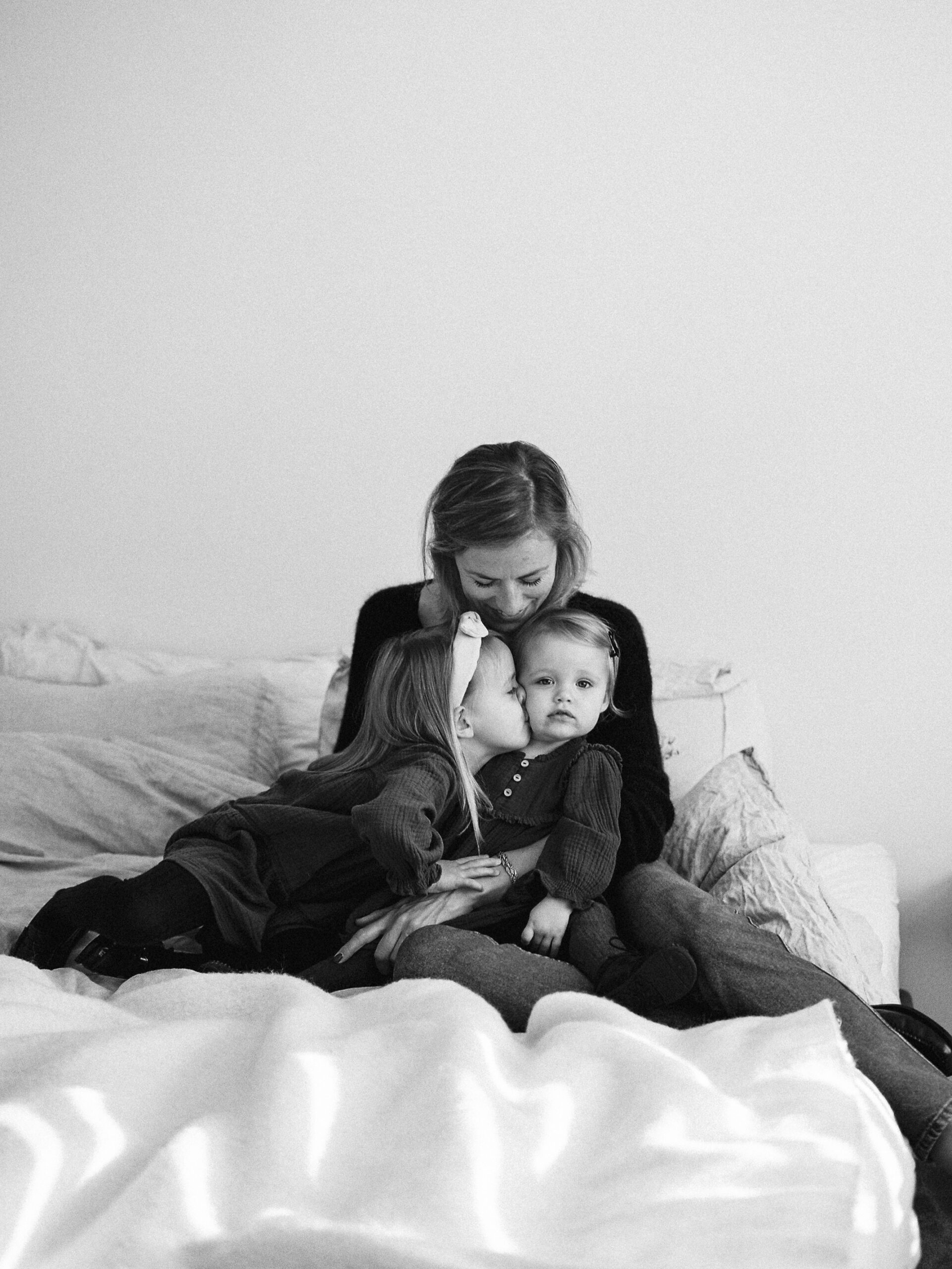 fotoshoot gezin familie familieshoot binnen thuis slaapkamer
